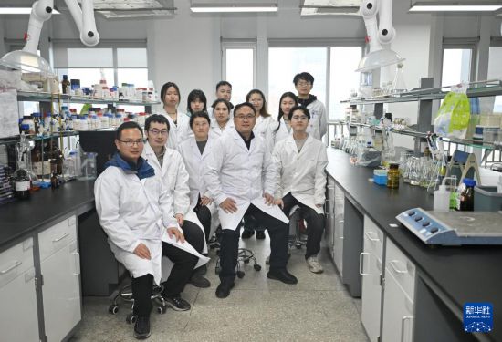  3月18日，中國科學院成都生物研究所合成微生物組與污水資源化創新團隊在實驗室內合影。  新華社記者 劉坤 攝