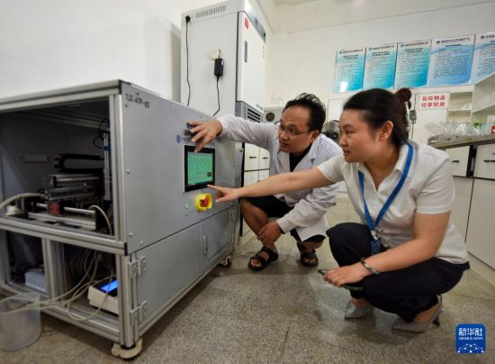   在成都金堂海天水務有限公司，譚周亮（左）向公司負責人了解其團隊自主研發的微生物細胞活性檢測設備在污水處理中的使用情況（2022年8月23日攝）。 新華社記者 劉坤 攝