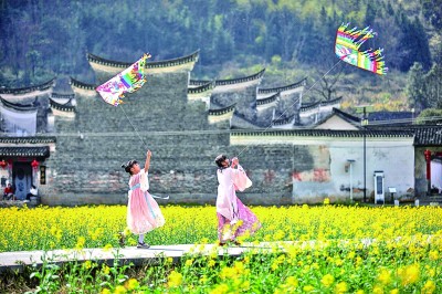 湖南永州市零陵區澗巖頭村周家大院“子巖府”外，孩子們在放風箏。新華社發