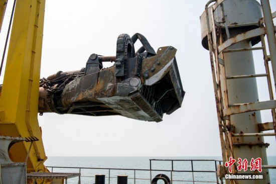 圖為“浚海5”的耙開始下水作業。中新社發 翟李強 攝