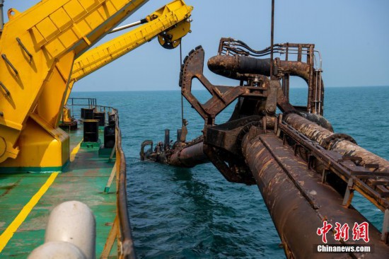 圖為“浚海5”的耙開始下水作業。中新社發 翟李強 攝