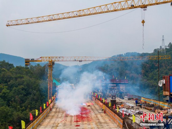 圖為大橋建設現場。何華文 攝