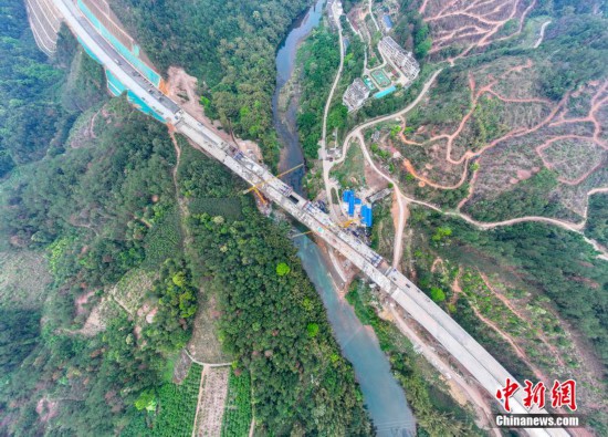 圖為大橋建設現場。何華文 攝