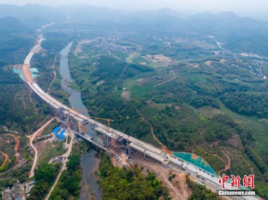 圖為大橋建設現場。何華文 攝