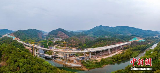 圖為大橋建設現場。何華文 攝