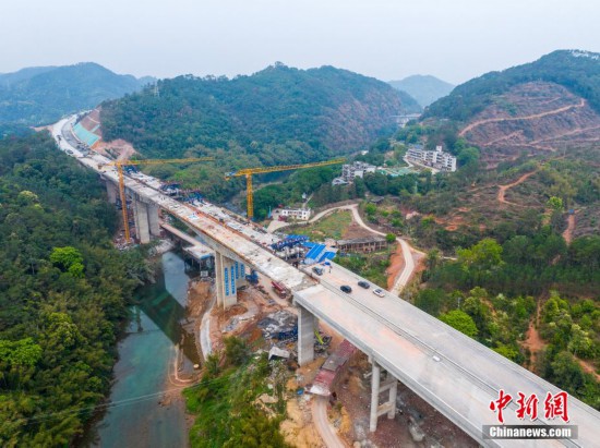 圖為大橋建設現場。何華文 攝