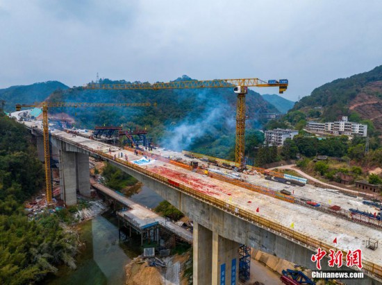 圖為大橋建設現場。何華文 攝