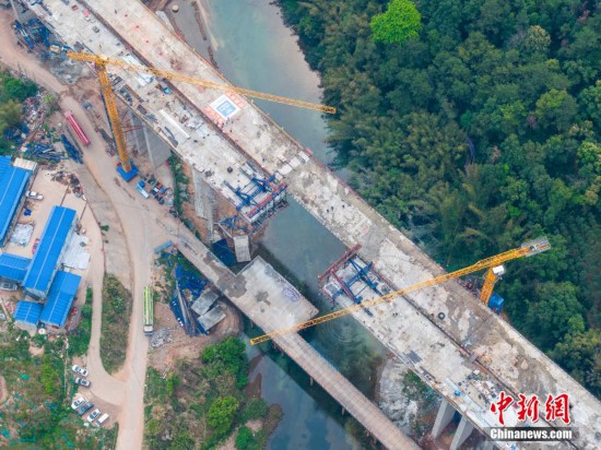 圖為大橋建設現場。何華文 攝