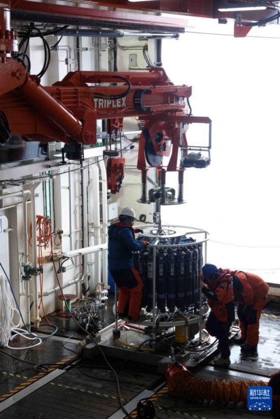 4月4日，科考隊員在“雪龍2”號上對CTD（溫鹽深剖面儀）進行維護。新華社記者 黃韜銘 攝