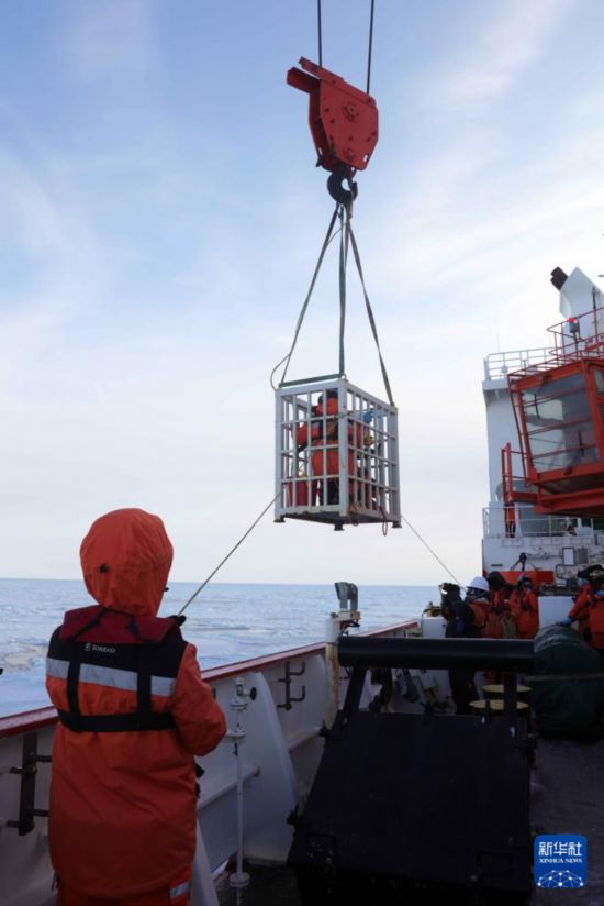 3月29日，科考隊員乘坐吊籠，準備布放浪-冰浮標和海冰漂流浮標。新華社記者 黃韜銘 攝