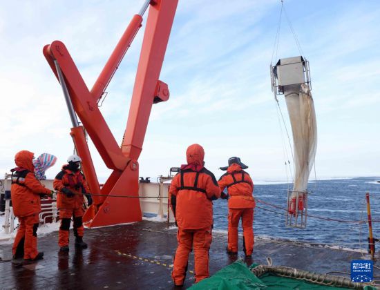 3月29日，科考隊員在“雪龍2”號艉甲板進行浮游生物垂直網作業。新華社記者 黃韜銘 攝