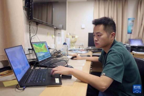 4月13日，“雪龍2”號隨船氣象員徐曉武在根據氣象資料研判未來天氣形勢。新華社記者 黃韜銘 攝