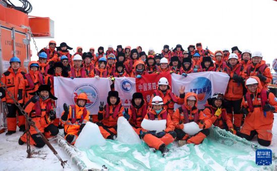 4月13日，中國第41次南極考察隊南極羅斯海聯合航次的隊員在“雪龍2”號艉甲板合影留念。新華社記者 黃韜銘 攝