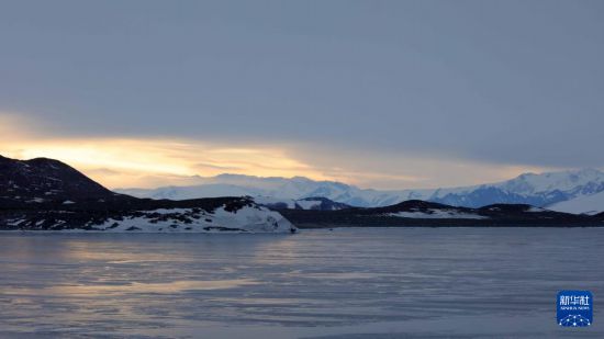 4月8日拍攝的南極秦嶺站附近的群山。新華社記者 黃韜銘 攝