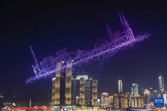  這是4月19日晚在重慶市南岸區拍攝的“魅力重慶”常態化無人機燈光秀首場展演。新華社記者 黃偉 攝