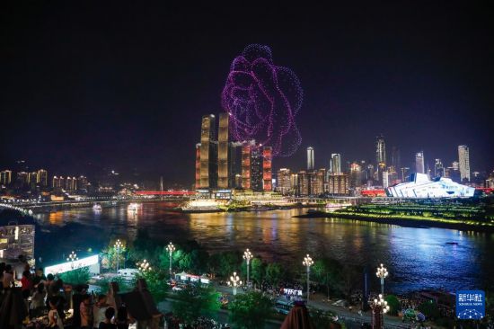  這是4月19日晚在重慶市南岸區拍攝的“魅力重慶”常態化無人機燈光秀首場展演。新華社記者 黃偉 攝