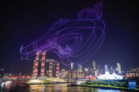 這是4月19日晚在重慶市南岸區拍攝的“魅力重慶”常態化無人機燈光秀首場展演。 新華社記者 黃偉 攝