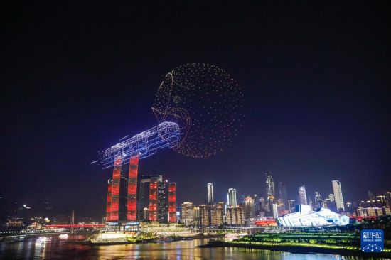 這是4月19日晚在重慶市南岸區拍攝的“魅力重慶”常態化無人機燈光秀首場展演。新華社記者 黃偉 攝
