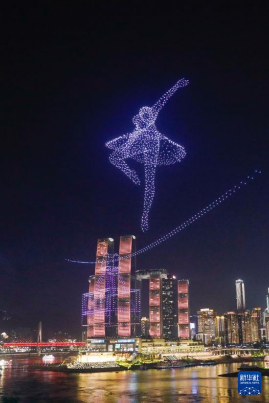 這是4月19日晚在重慶市南岸區拍攝的“魅力重慶”常態化無人機燈光秀首場展演。 新華社記者 黃偉 攝