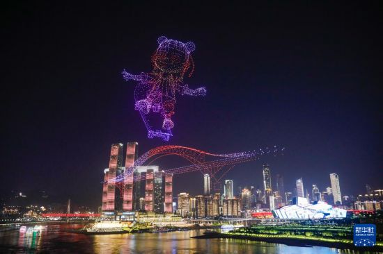 這是4月19日晚在重慶市南岸區拍攝的“魅力重慶”常態化無人機燈光秀首場展演。 新華社記者 黃偉 攝