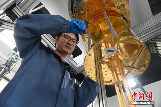 4月21日，記者跟隨“牢記囑托感恩奮進——安徽往前趕”集中采訪團走進合肥知冷低溫科技有限公司生產制造車間，技術人員正在為量子計算用極低溫稀釋制冷機進行零部件組裝。中新社記者 韓蘇原 攝