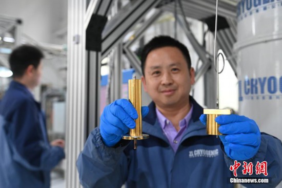 4月21日，記者跟隨“牢記囑托感恩奮進——安徽往前趕”集中采訪團走進合肥知冷低溫科技有限公司生產制造車間，技術人員展示極低溫稀釋制冷機的零部件。中新社記者 韓蘇原 攝