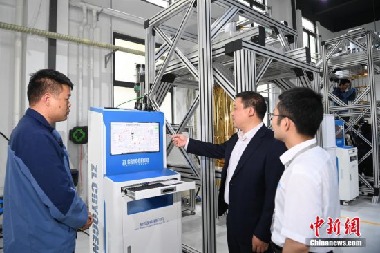 4月21日，記者跟隨“牢記囑托感恩奮進——安徽往前趕”集中采訪團走進合肥知冷低溫科技有限公司生產制造車間，技術人員正在為量子計算用極低溫稀釋制冷機進行零部件組裝。中新社記者 韓蘇原 攝