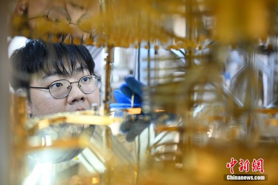 4月21日，記者跟隨“牢記囑托感恩奮進——安徽往前趕”集中采訪團走進合肥知冷低溫科技有限公司生產制造車間，技術人員正在為量子計算用極低溫稀釋制冷機進行零部件組裝。中新社記者 韓蘇原 攝