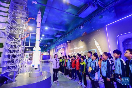 4月24日，在山東省青州市人工智能學習體驗中心，工作人員為學生講解航天知識。新華社發（王繼林 攝）