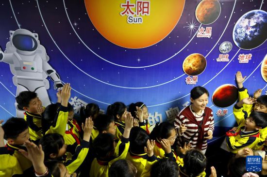 4月24日，在山東省棗莊市市中區文化路小學航天科普館，老師為學生們普及航天知識。新華社發（孫中喆 攝）