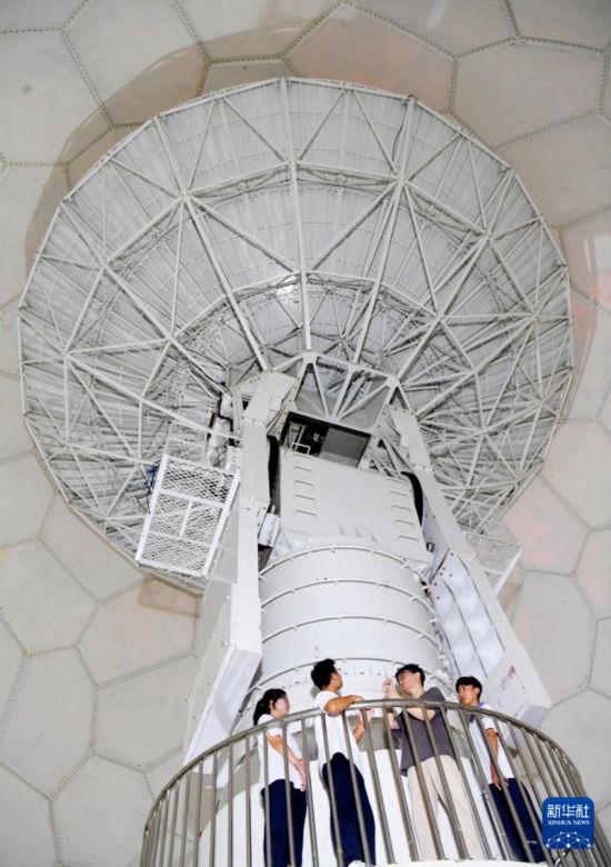 4月24日，在山東省青島市西海岸新區太行山路小學，老師給同學們講解航天知識。新華社發（王繼林 攝）