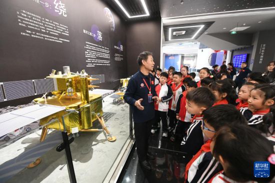 4月24日，在山東省青島市西海岸新區太行山路小學，老師給同學們講解航天知識。新華社發（王繼林 攝）