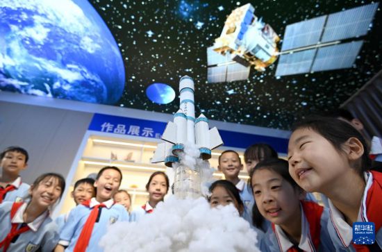 4月24日，在山東省青島市西海岸新區太行山路小學，老師給同學們講解航天知識。新華社發（王繼林 攝）