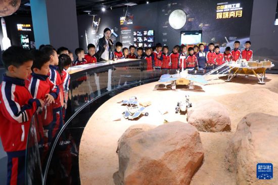 4月24日，在山東省濱州市博興縣科技館，講解員在為博興縣店子鎮中心幼兒園的小朋友講解航天知識。新華社發（陳彬 攝）