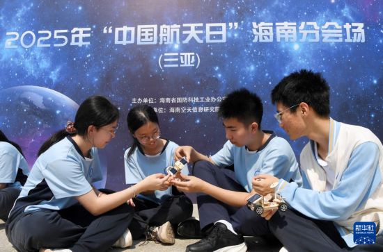 4月24日，在山東省青島市西海岸新區太行山路小學，老師給同學們講解航天知識。新華社發（王繼林 攝）