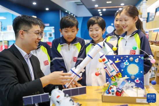 4月24日，在山東省青島市西海岸新區太行山路小學，老師給同學們講解航天知識。新華社發（王繼林 攝）