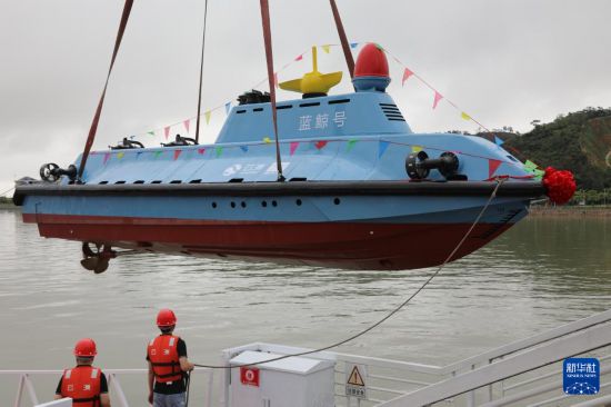 4月28日，“藍鯨號”高速可潛無人艇在廣東珠海下水。新華社發