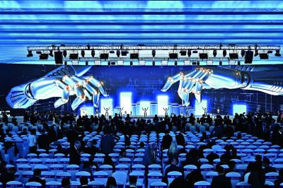 2025中關村論壇年會開幕式中的機器人秀環節。新華社發