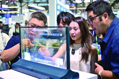 觀眾在第三屆中國（安徽）科技創新成果轉化交易會上體驗一款多語種AI透明屏。新華社發