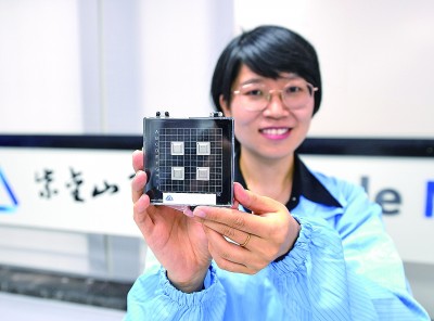 南京紫金山實驗室6G綜合實驗室，科研人員展示自主研發的芯片。新華社發