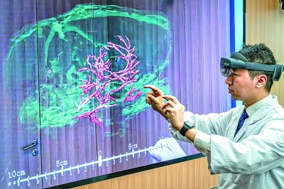 科研人員通過微米級腦機接口混合現實，呈現腦機接口與大鼠大腦主要血管和腦組織的空間位置關系。新華社發