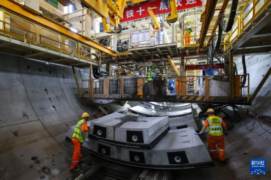 5月2日，中鐵十一局施工人員在“羊城號”大盾構吊運隧道管片。新華社記者 劉大偉 攝