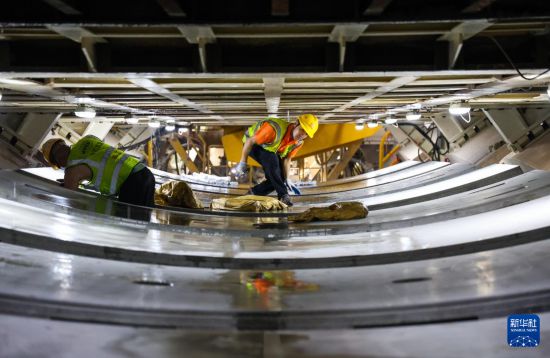 5月2日，中鐵十一局施工人員給廣花城際鐵路隧道管片密封條涂抹潤滑脂。新華社記者 劉大偉 攝