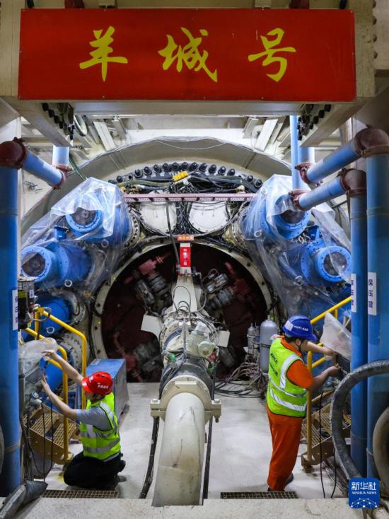 5月2日，中鐵十一局施工人員在查看“羊城號”大盾構刀盤儀表。新華社記者 劉大偉 攝