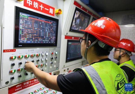 5月2日，中鐵十一局施工人員在“羊城號”大盾構操控室操作設備。新華社記者 劉大偉 攝