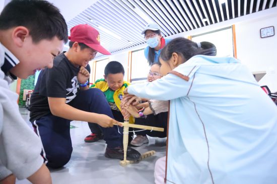 北京科學中心探險家體驗營--火源探索。（北京科學中心供圖）