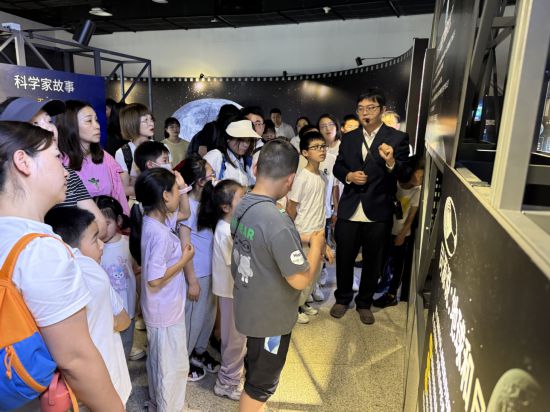 參觀主題臨展的觀眾認真聆聽科學家故事。（湖南省科技館供圖）