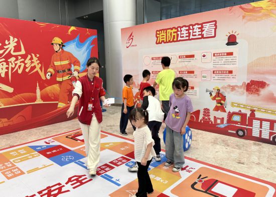 “我在科技館當勞?！毕绬T職業體驗區域，孩子們體驗消防知識投擲闖關游戲。（江西省科技館供圖）