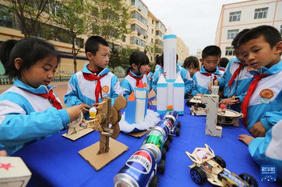 5月7日，甘肅省定西市安定區東關小學的學生在體驗科技制作。新華社發（王克賢攝）