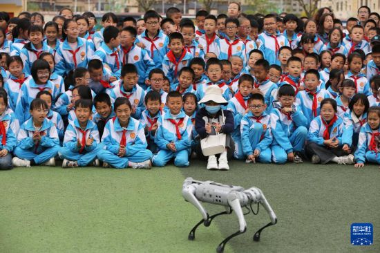 5月7日，甘肅省定西市安定區東關小學的學生在觀看機器狗表演。新華社發（王克賢攝）